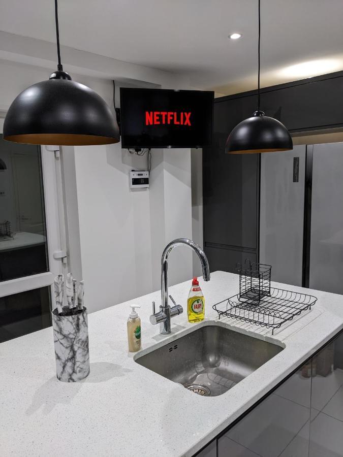 Contractors, Relocators, Free Parking, Wifi, Smart Tvs Apartman Marston Green Kültér fotó