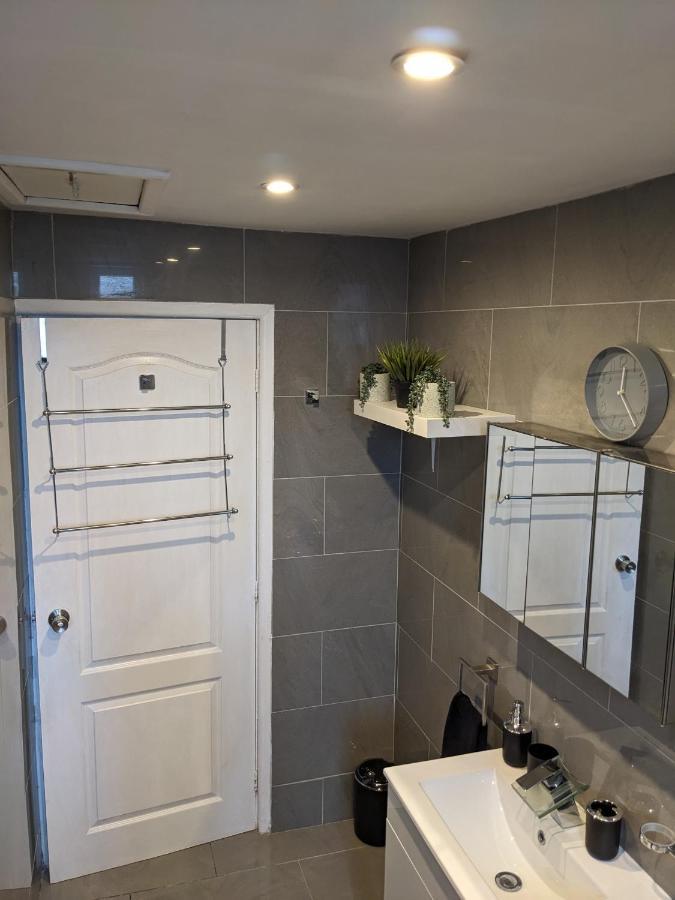 Contractors, Relocators, Free Parking, Wifi, Smart Tvs Apartman Marston Green Kültér fotó